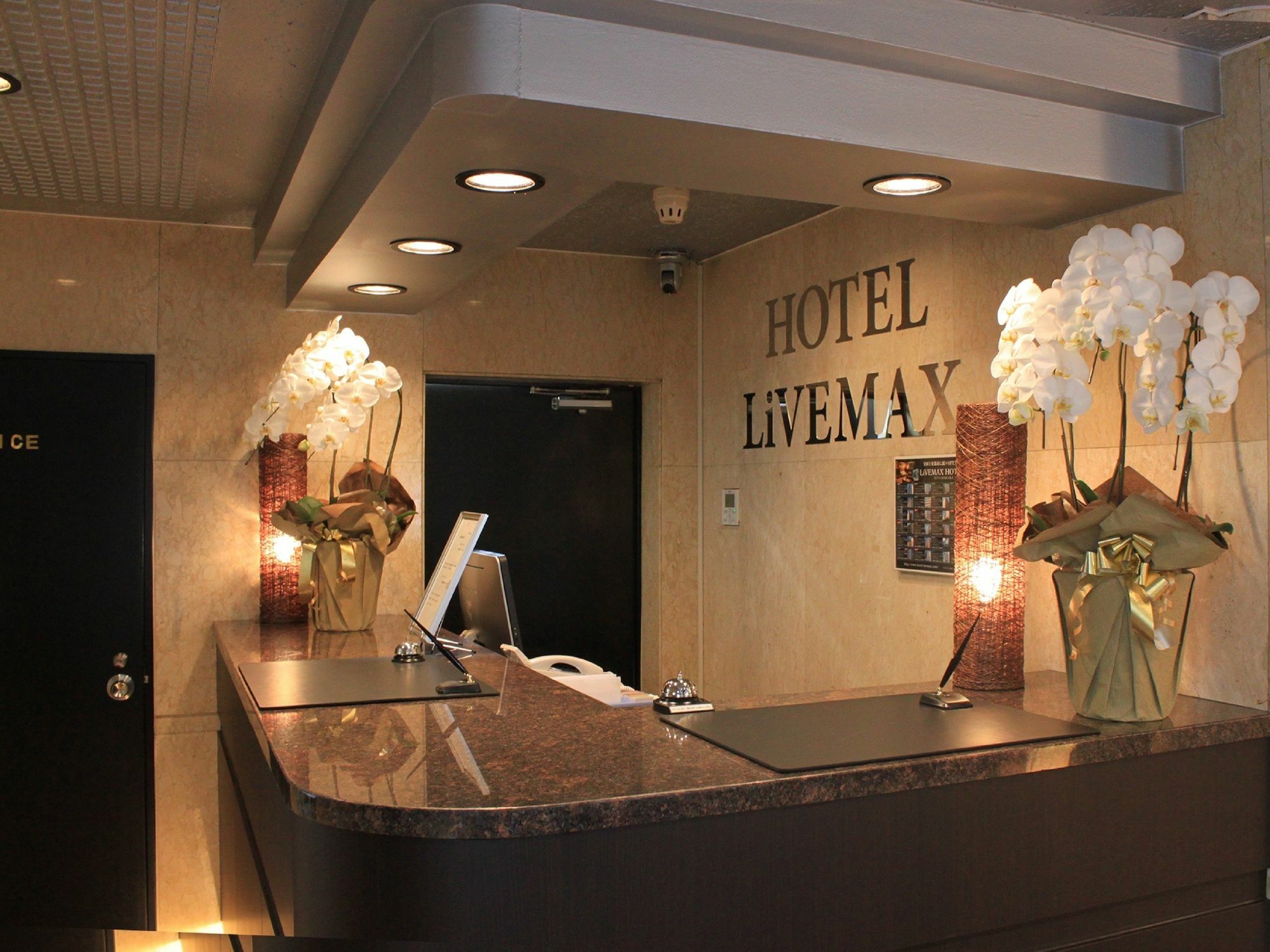 Hotel Livemax Budget Tokyo Hamura Ekimae Екстер'єр фото